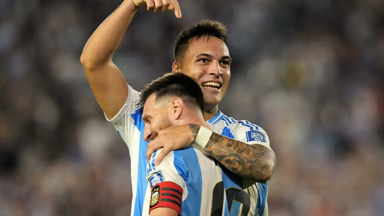 Lionel Messi e Lautaro Martínez na Seleção Argentina